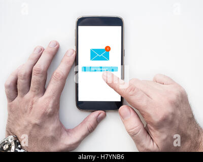 Man's hands using smartphone avec l'application Email interface sur écran Banque D'Images