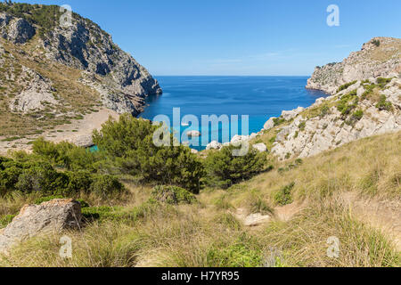 Plage Coll Baix. Vue depuis le haut de la belle côte de cliffed Mallorca, Espagne. Banque D'Images