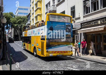 Yellow bus touristique de Funchal, Madeira, Portugal Banque D'Images