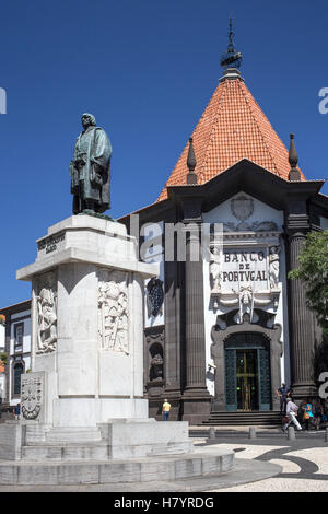 Banque du Portugal à Funchal, à côté de la statue de João Gonçalves Zarco Banque D'Images