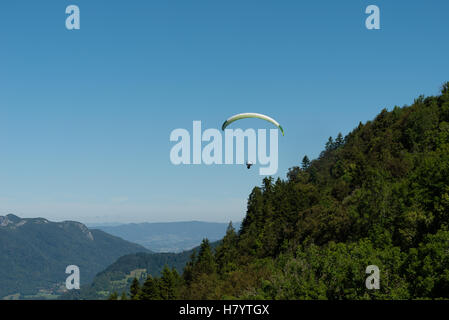 Parapente sur le Lac d'Annecy, France Banque D'Images