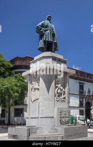 Banque du Portugal à Funchal, à côté de la statue de João Gonçalves Zarco Banque D'Images