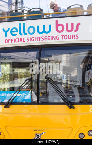 Yellow bus touristique de Funchal, Madeira, Portugal Banque D'Images