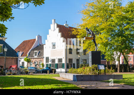 Scène de rue avec les donateurs monument mémorial et chambre avec gable dans la vieille ville de Naarden, Hollande du Nord, Pays-Bas Banque D'Images