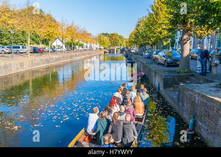 Les gens en bateau de tourisme sur canal dans la vieille ville fortifiée de Naarden, Hollande du Nord, Pays-Bas Banque D'Images