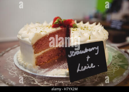 Close-up of strawberry cake on cakestand Banque D'Images