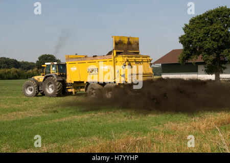 La fertilisation agriculteur champ avec un tracteur, Kamen, région de la Ruhr, Rhénanie du Nord-Westphalie Banque D'Images