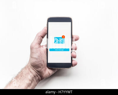 Close up of smartphone avec l'application e-mail à l'écran interface tenant dans la main de l'homme. Banque D'Images