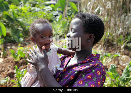 Mère (17) avec son bébé garçon (8 mois). Les réfugiés de la RDC dans le camp de réfugiés de Kigeme du HCR. Diocèse de Gikongoro, au Rwanda, en Afrique Banque D'Images