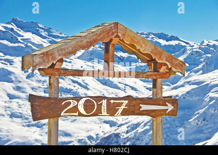 2017 écrit sur un panneau en bois, direction la neige paysage de montagne dans l'arrière-plan Banque D'Images