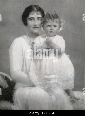 Elizabeth Bowes-Lyon, future reine Elizabeth, avec sa fille la princesse Elizabeth, future reine Elizabeth II, en 1927. Elizabeth Angela Marguerite Bowes-Lyon, 1900 – 2002. Épouse du roi George VI et mère de la reine Elizabeth II Elizabeth II, 1926 - 2022. Reine du Royaume-Uni, du Canada, de l'Australie et de la Nouvelle-Zélande. Banque D'Images