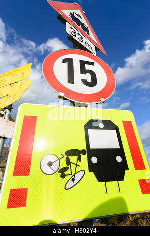 Niedernsill : Inscription à un passage à niveau : danger pour l'accident de vélo et train, Tyrol, Salzbourg, Autriche Banque D'Images