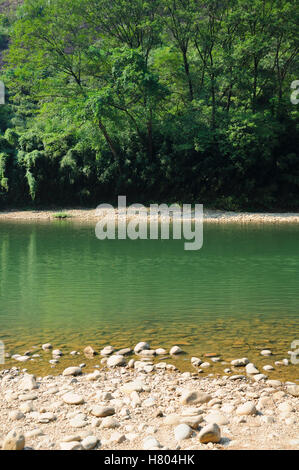 Le vert émeraude de l'eau neuf Bend River ou rivière 56 Dongpo par Wuyishan ou le mont Wuyi région pittoresque dans la province de Fujian. Banque D'Images