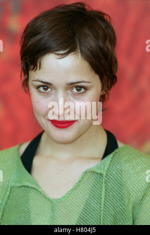 ROSE BYRNE 'GODDESS OF 1967' PHOTOCALL FILM FESTIVAL Venise ITALIE 03 Septembre 2000 Banque D'Images