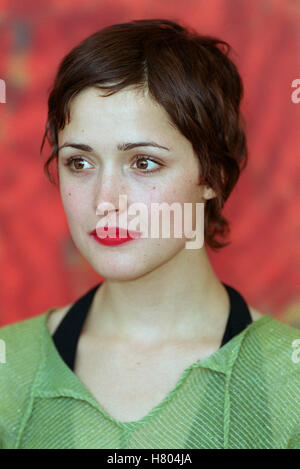 ROSE BYRNE 'GODDESS OF 1967' PHOTOCALL FILM FESTIVAL Venise ITALIE 03 Septembre 2000 Banque D'Images