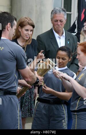 Son Altesse Royale la Princesse Béatrice d'York visites Harewood House, Leeds pour voir le relais de la flamme des Jeux Olympiques de 2012. Juin 2012 Banque D'Images