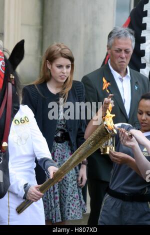 Son Altesse Royale la Princesse Béatrice d'York visites Harewood House, Leeds pour voir le relais de la flamme des Jeux Olympiques de 2012. Juin 2012 Banque D'Images