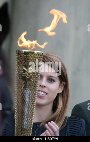 Son Altesse Royale la Princesse Béatrice d'York visites Harewood House, Leeds pour voir le relais de la flamme des Jeux Olympiques de 2012. Juin 2012 Banque D'Images