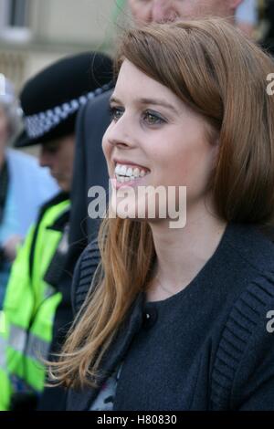 Son Altesse Royale la Princesse Béatrice d'York visites Harewood House, Leeds pour voir le relais de la flamme des Jeux Olympiques de 2012. Juin 2012 Banque D'Images