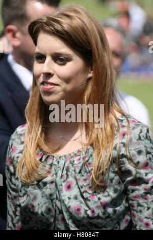 Son Altesse Royale la Princesse Béatrice d'York visites Harewood House, Leeds pour voir le relais de la flamme des Jeux Olympiques de 2012. Juin 2012 Banque D'Images