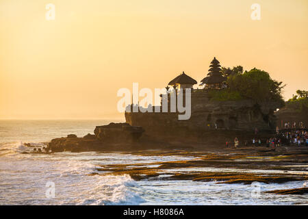 Temple de Tanah Lot et vagues de la mer dans le magnifique coucher du soleil la lumière, Bali, Indonésie Banque D'Images