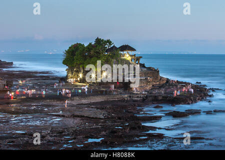Célèbre temple de Tanah Lot au crépuscule, Bali, Indonésie Banque D'Images