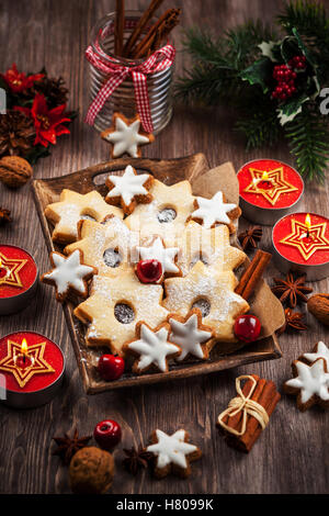 Des biscuits en forme de démarrage pour Noël Banque D'Images