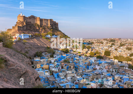 Ville Bleue et Mehrangarh fort sur la colline de Jodhpur, Rajasthan, India Banque D'Images