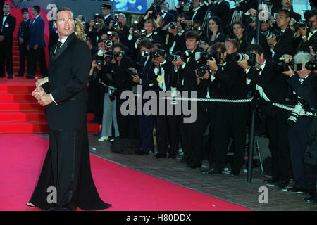 VAL KILMER et photographes 52E FESTIVAL DU FILM DE CANNES CANNES FRANCE 23 Mai 1999 Banque D'Images