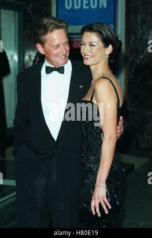 MICHAEL DOUGLAS ET CATHERINE ZETA-JONES ENTRAPMENT UK PREMIERE EDIMBOURG ECOSSE Grande-bretagne 30 Juin 1999 Banque D'Images