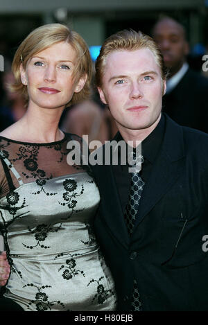 RONAN KEATING & FEMME Londres Angleterre 20 Juillet 1999 Banque D'Images