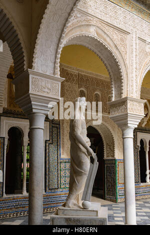 La figure classique dans la cour principale de la Casa de Pilatos, Séville, Andalousie, Espagne Banque D'Images