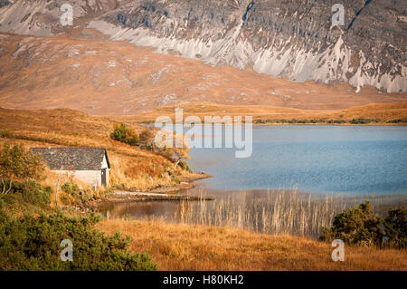 La remise à bateaux à l'extrémité sud du Loch Stack, Sutherland, Scotland Banque D'Images