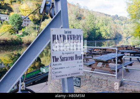 Inscrivez-vous pour le ferry part qui traverse la rivière Wye entre Symonds Yat est et l'Ouest Banque D'Images