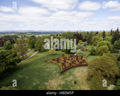 Aearial tourné d'un labyrinthe parc dans un paysage forestier château Ecosse Grande-Bretagne Banque D'Images