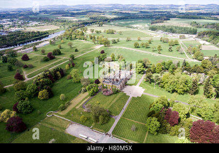 Aearial tourné d'un parc dans un paysage forestier château Ecosse Grande-Bretagne Banque D'Images