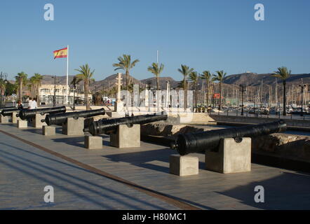Chanoines à l'extérieur du Musée Naval, du port de Carthagène, Espagne Banque D'Images