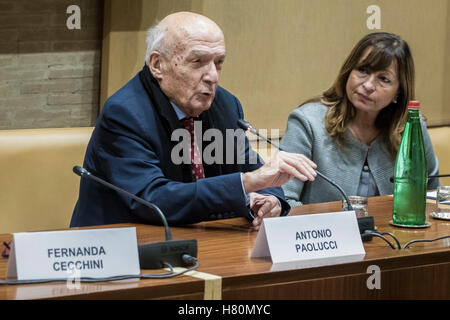 Rome, Italie. 05Th Nov, 2016. Antonio Paolucci (directeur des Musées du Vatican) assiste à l'exposition 'Antoniazzo Romano' conférence de presse au Musée du Vatican à Rome, Italie. Antoniazzo Romano, né Antonio di Benedetto Aquilon degli Aquili (ch. 1430 - c. 1510) était un peintre du début de la Renaissance italienne, la principale figure de l'école romaine pendant le 15ème siècle. © Giuseppe Ciccia/Pacific Press/Alamy Live News Banque D'Images