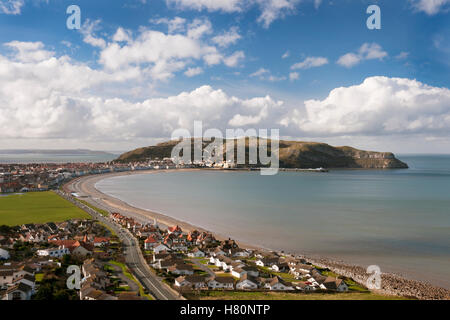 Voir W de Little Orme pour le grand orme pointe calcaire, ville de Llandudno, seafront & pier. Banque D'Images