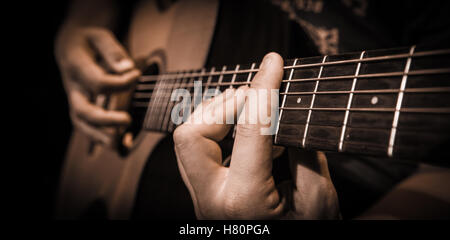 Close up de mains sur les cordes d'une guitare, France Banque D'Images