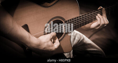 Close up de mains sur les cordes d'une guitare, France Banque D'Images