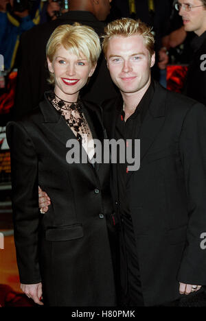 RONAN KEATING & FEMME MISSION IMPOSSIBLE 2 PREMIER LONDON/ANGLETERRE LEICESTER SQ 04 Juillet 2000 Banque D'Images