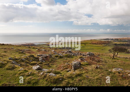 Demeure de la fin du Moyen long hut & boîtiers sur Mynydd Egryn Egryn ci-dessus (Abbaye) Hall Farm & la côte s de Morfa Dyffryn. Banque D'Images