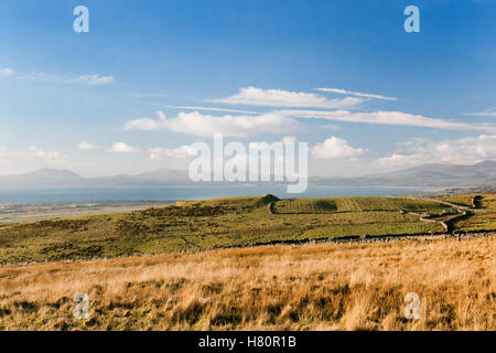 Pen y Dinas fortin à la direction de la baie de Tremadog sentier menant jusqu'Mynydd Egryn Abbaye de Egryn : fort profil (centre). Banque D'Images