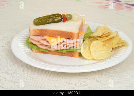 Vue de dessus avec des croustilles de pommes de terre sandwich au poulet Banque D'Images