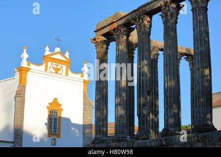 EVORA, PORTUGAL : ruines romaines de Diana's Temple et la chapelle de Saint Jean l'Évangéliste Banque D'Images