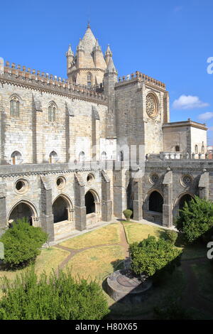 EVORA, PORTUGAL : vue sur la cathédrale (Se) et le cloître Banque D'Images