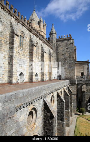 EVORA, PORTUGAL : vue sur la cathédrale (Se) et le cloître Banque D'Images