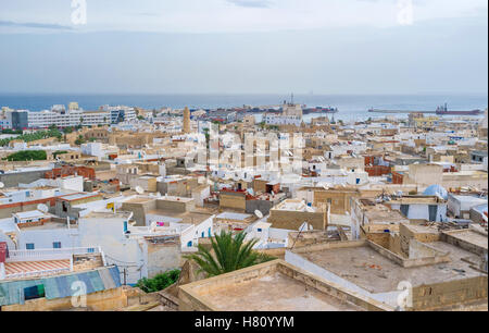 L'arabe Medina cache des points de vue, donnant sur la vieille ville et la côte, Sousse, Tunisie. Banque D'Images