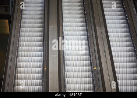 Escaliers mécaniques à l'entrée du Leadenhall Building (aka le Cheesegrater) dans la ville de Londres Banque D'Images